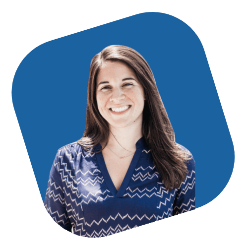 Souriant client Survey Maker portant un pull bleu